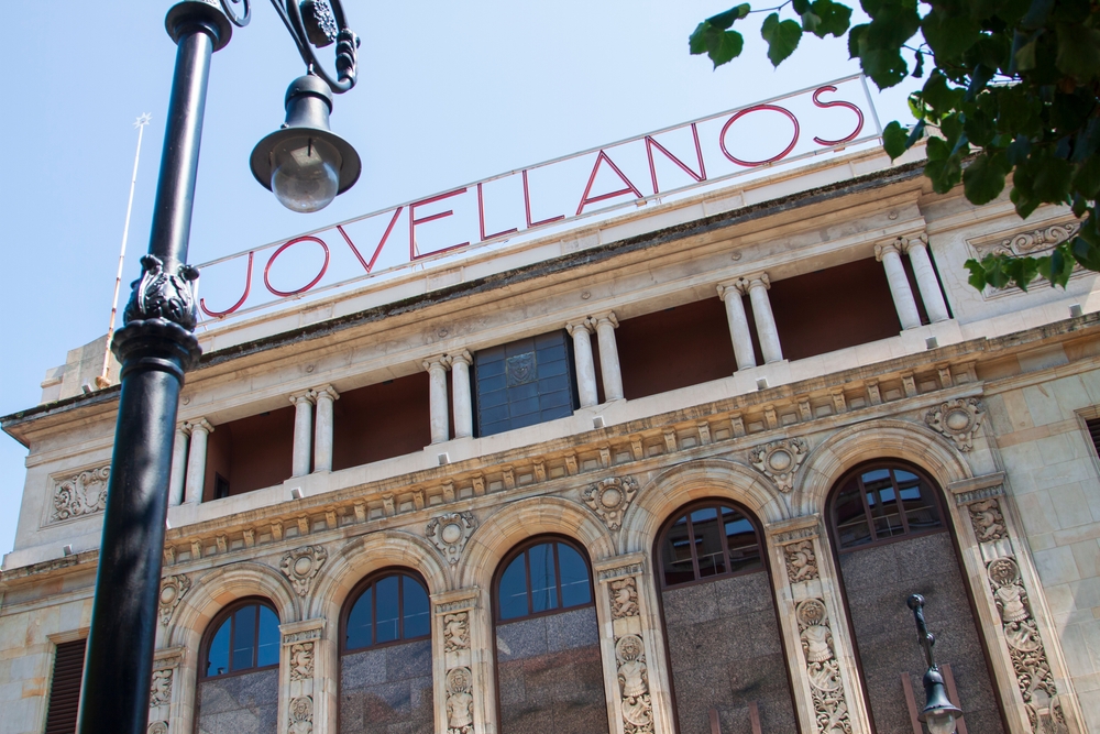 Fachada principal del clásico Teatro Jovellanos