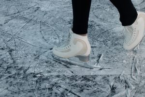 Chica patinando