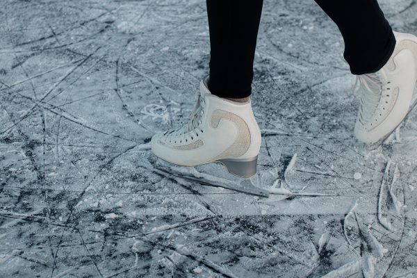 Chica patinando
