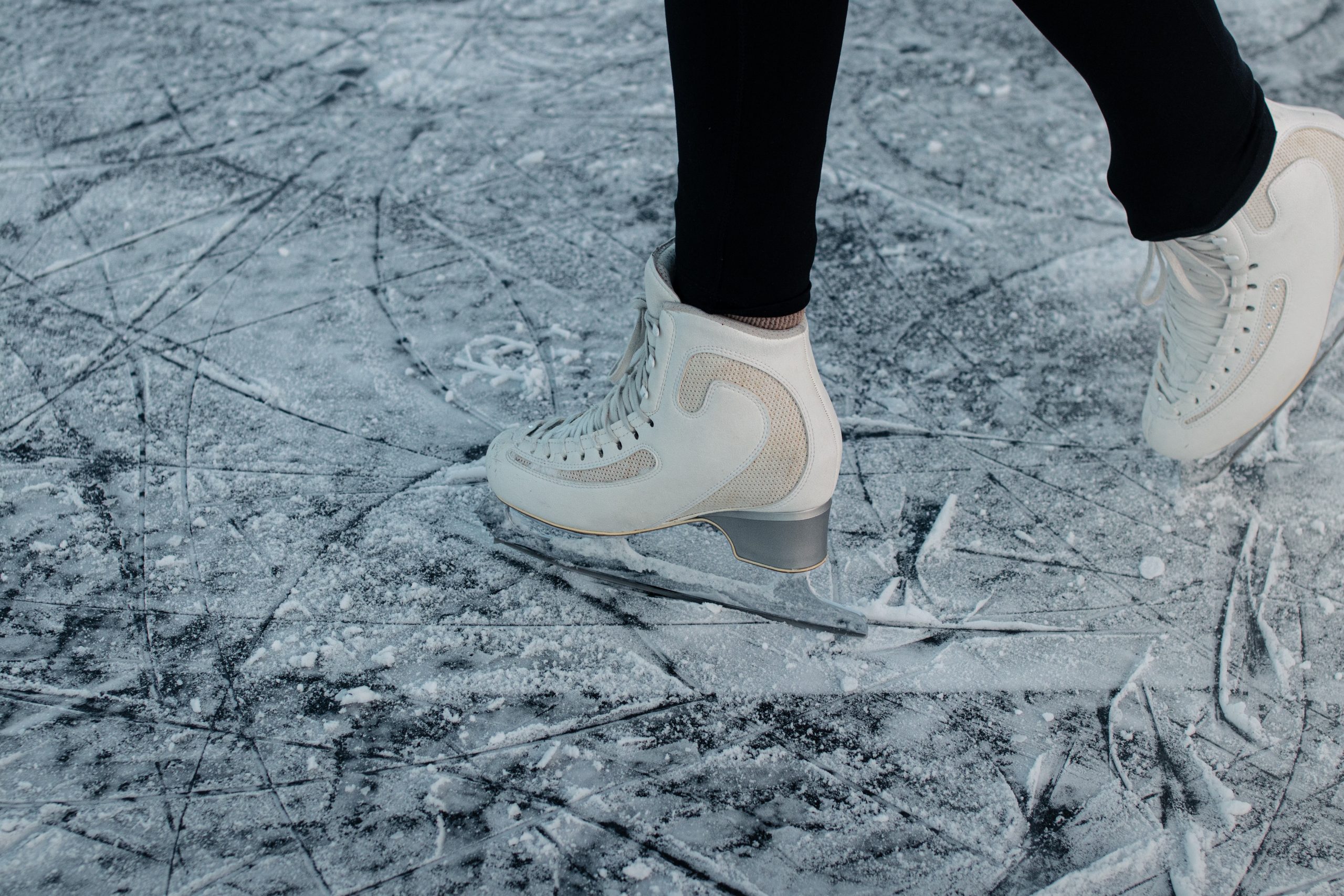 Chica patinando