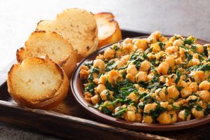 Spanish,Spinach,And,Chickpeas,Served,With,Toasts