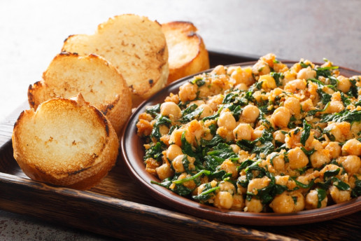 Spanish,Spinach,And,Chickpeas,Served,With,Toasts