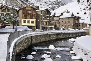 Muelle del río Valira de Oriente en la Cortinada. Andorra