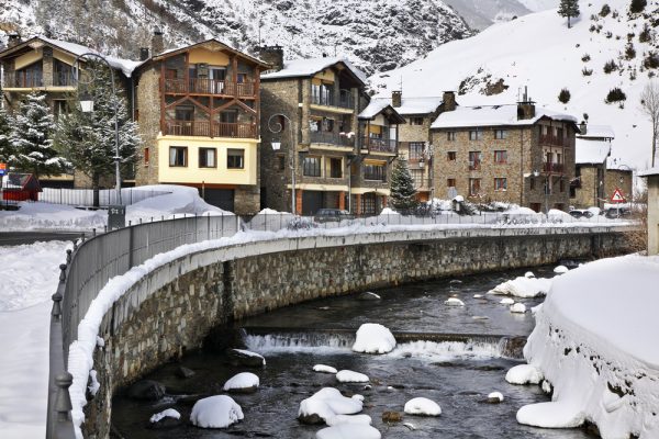 Muelle del río Valira de Oriente en la Cortinada. Andorra