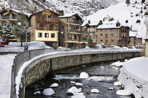 Muelle del río Valira de Oriente en la Cortinada. Andorra